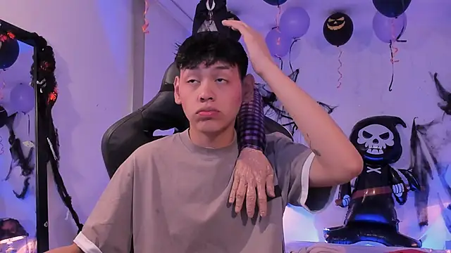 Snapshot of zeus_blaze chatting on October 24, 2025, 12:12 pm zeus blaze online show from October 24, 2025, 12:12 pm