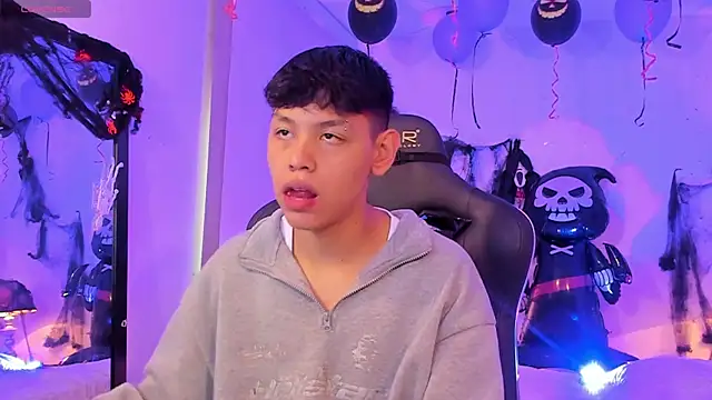 Snapshot of zeus_blaze chatting on November 1, 2025, 8:00 pm zeus blaze online show from November 1, 2025, 8:00 pm