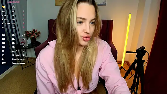 Snapshot of Emma__Ross chatting on June 28, 2026, 2:17 am Emma Ross online show from June 28, 2026, 2:17 am