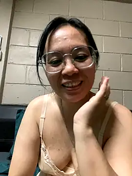 melyiaaa online show from November 25, 2025, 4:18 pm