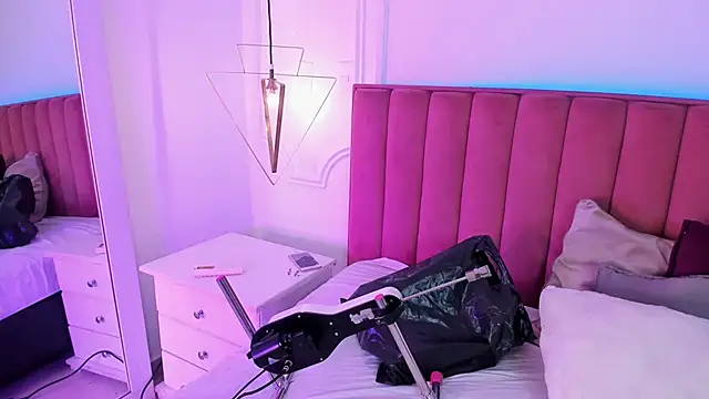 Tessa Sinclaire online show from April 22, 2026, 8:32 pm