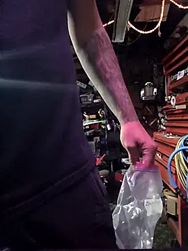 Snapshot of twistafatpipe chatting on October 5, 2025, 11:02 pm twistafatpipe online show from October 5, 2025, 11:02 pm