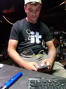 Snapshot of twistafatpipe chatting on October 18, 2025, 9:48 pm twistafatpipe online show from October 18, 2025, 9:48 pm