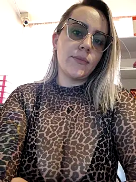 CurvyLust x online show from December 5, 2025, 1:31 pm