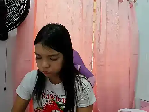 Snapshot of shy_luna18 chatting on September 8, 2025, 5:12 pm shy luna18 online show from September 8, 2025, 5:12 pm