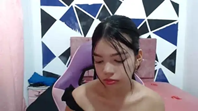 Snapshot of shy_luna18 chatting on November 14, 2025, 1:43 pm shy luna18 online show from November 14, 2025, 1:43 pm