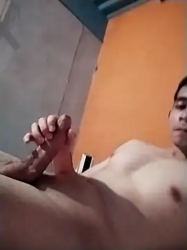 KingMaxiZ online show from May 8, 2026, 4:29 am