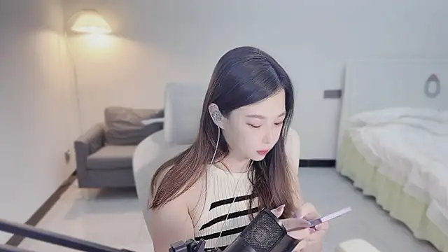 Snapshot of Maymay_ chatting on October 25, 2025, 10:59 pm Maymay online show from October 25, 2025, 10:59 pm