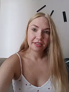 Snapshot of KisaVixen chatting on July 17, 2026, 9:27 am KisaVixen online show from July 17, 2026, 9:27 am