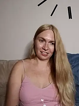 Snapshot of KisaVixen chatting on July 18, 2026, 9:40 pm KisaVixen online show from July 18, 2026, 9:40 pm
