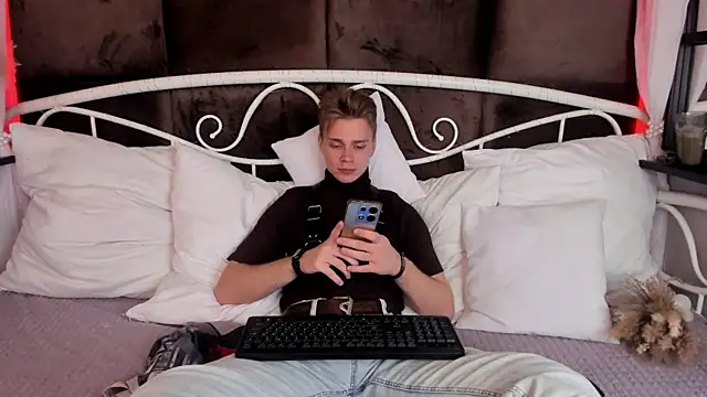 Snapshot of LawrenceMiles chatting on October 11, 2025, 10:47 am LawrenceMiles online show from October 11, 2025, 10:47 am