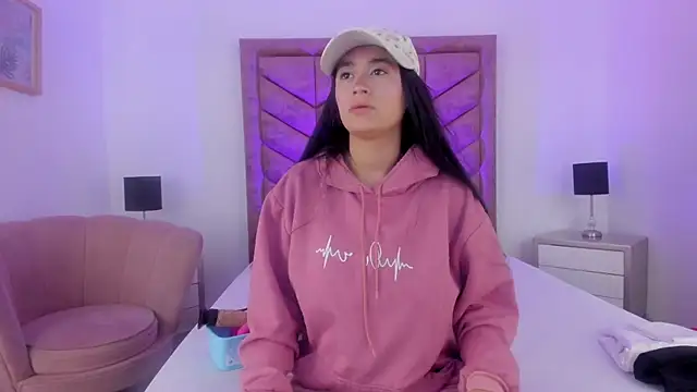 EmilyHanks  online show from May 16, 2026, 2:05 pm