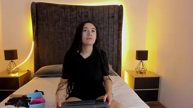 EmilyHanks  online show from June 7, 2026, 3:49 pm