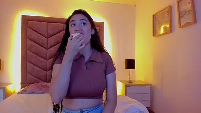 EmilyHanks  online show from July 25, 2026, 4:48 pm