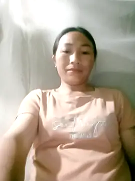 lucybaby00 online show from April 29, 2026, 9:43 pm