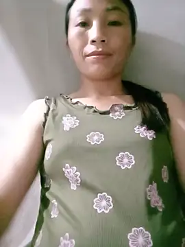 lucybaby00 online show from June 24, 2026, 3:33 pm