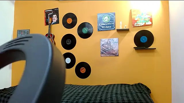 skinnyverus18 online show from December 3, 2025, 6:50 pm