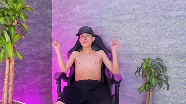 Snapshot of ArthurCox chatting on September 14, 2025, 6:40 pm ArthurCox online show from September 14, 2025, 6:40 pm