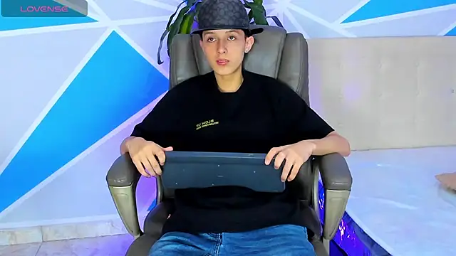 Snapshot of ArthurCox chatting on September 22, 2025, 6:10 pm ArthurCox online show from September 22, 2025, 6:10 pm