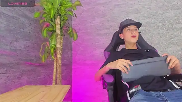 Snapshot of ArthurCox chatting on September 23, 2025, 5:38 pm ArthurCox online show from September 23, 2025, 5:38 pm