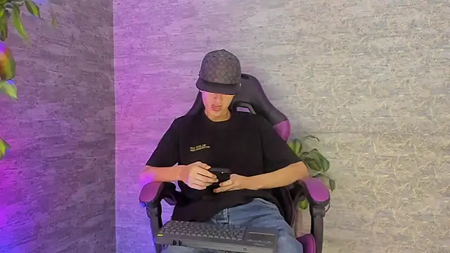 Snapshot of ArthurCox chatting on October 3, 2025, 5:32 pm ArthurCox online show from October 3, 2025, 5:32 pm