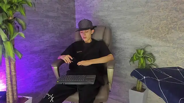 Snapshot of ArthurCox chatting on October 7, 2025, 5:21 pm ArthurCox online show from October 7, 2025, 5:21 pm