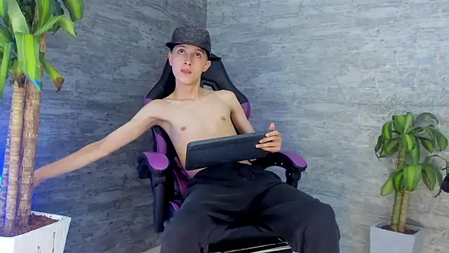 Snapshot of ArthurCox chatting on October 13, 2025, 5:35 pm ArthurCox online show from October 13, 2025, 5:35 pm