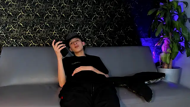 Snapshot of ArthurCox chatting on October 18, 2025, 5:35 pm ArthurCox online show from October 18, 2025, 5:35 pm