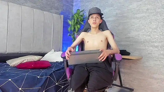 Snapshot of ArthurCox chatting on October 19, 2025, 5:24 pm ArthurCox online show from October 19, 2025, 5:24 pm