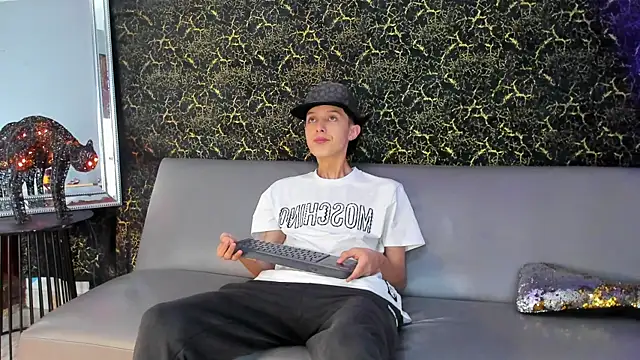 Snapshot of ArthurCox chatting on October 20, 2025, 5:57 pm ArthurCox online show from October 20, 2025, 5:57 pm