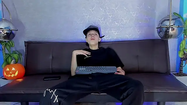 Snapshot of ArthurCox chatting on October 28, 2025, 5:37 pm ArthurCox online show from October 28, 2025, 5:37 pm