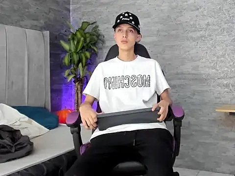 Snapshot of ArthurCox chatting on November 4, 2025, 5:34 pm ArthurCox online show from November 4, 2025, 5:34 pm