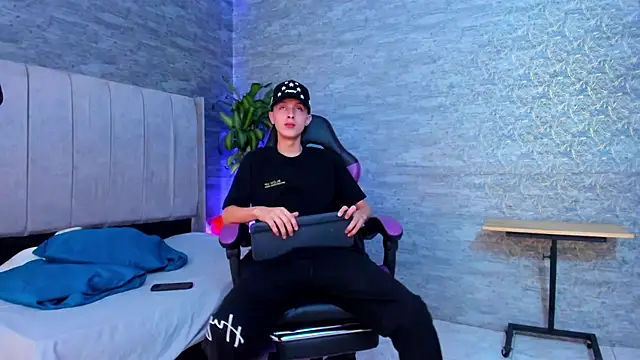 Snapshot of ArthurCox chatting on November 5, 2025, 5:35 pm ArthurCox online show from November 5, 2025, 5:35 pm