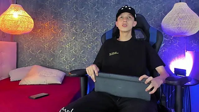 Snapshot of ArthurCox chatting on November 13, 2025, 5:34 pm ArthurCox online show from November 13, 2025, 5:34 pm