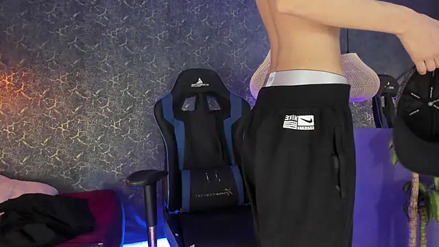 Snapshot of ArthurCox chatting on November 16, 2025, 5:18 pm ArthurCox online show from November 16, 2025, 5:18 pm