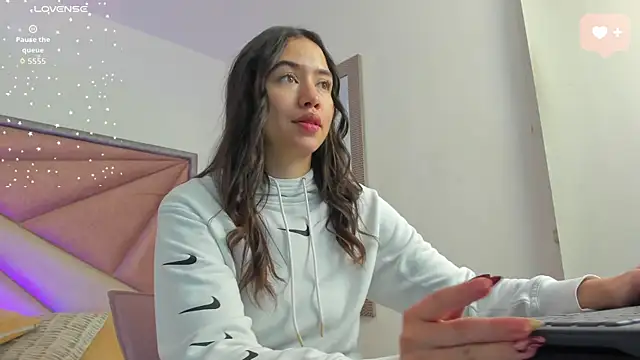 Snapshot of SaraWagner_ chatting on June 9, 2026, 12:00 am SaraWagner online show from June 9, 2026, 12:00 am