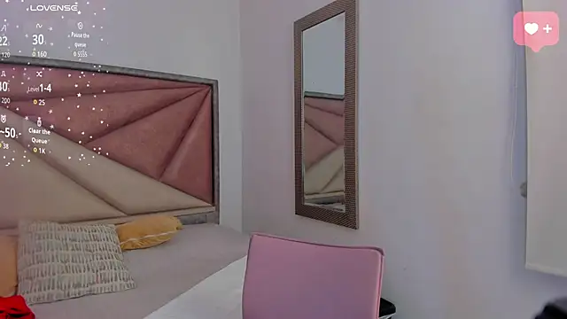Snapshot of SaraWagner_ chatting on June 19, 2026, 12:37 am SaraWagner online show from June 19, 2026, 12:37 am