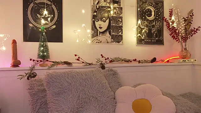 sophieee art online show from December 13, 2025, 7:53 pm