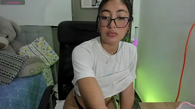 Snapshot of Allison_19__ chatting on November 17, 2025, 11:21 pm Allison 19 online show from November 17, 2025, 11:21 pm