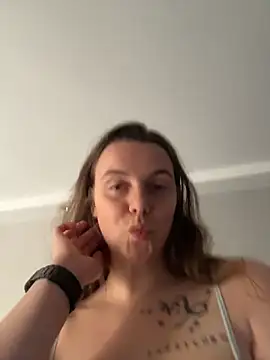 TenderLaGlamor online show from December 22, 2025, 11:07 am