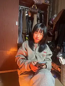 AAANINE22 online show from October 18, 2025, 2:07 pm