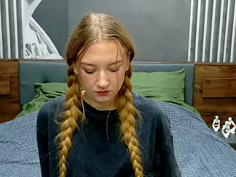 Snapshot of DarcyWilsy chatting on October 9, 2025, 9:13 pm DarcyWilsy online show from October 9, 2025, 9:13 pm