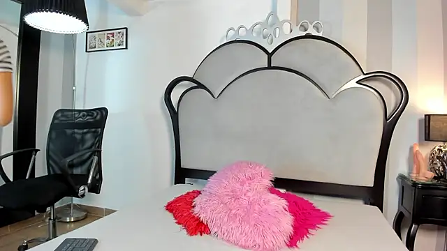 MiaAmore  online show from June 18, 2026, 6:01 pm