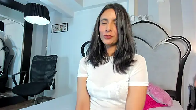 MiaAmore  online show from June 19, 2026, 4:44 pm