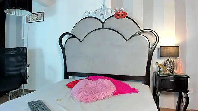 MiaAmore  online show from July 11, 2026, 1:36 pm