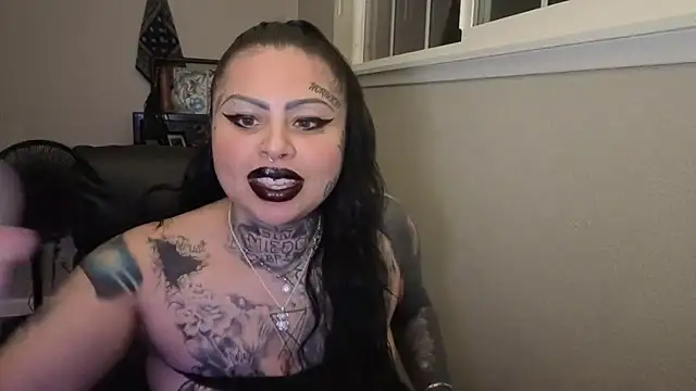 Snapshot of chicanachic13 chatting on April 18, 2026, 4:05 am chicanachic13 online show from April 18, 2026, 4:05 am