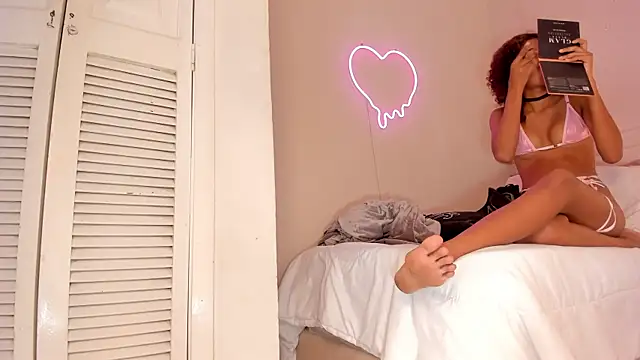 Snapshot of _aleja_x chatting on September 29, 2025, 11:37 am aleja x online show from September 29, 2025, 11:37 am