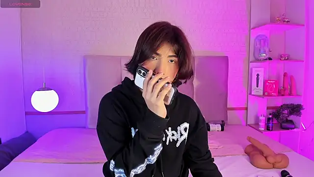 Creamy Angelo online show from May 1, 2026, 1:26 pm