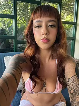 AliceMrtnz online show from May 7, 2026, 2:44 pm