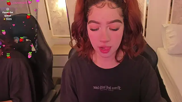 Snapshot of doll_eyees_ chatting on October 14, 2025, 2:23 am doll eyees online show from October 14, 2025, 2:23 am